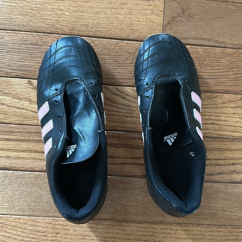 🖤 Adidas girls cleats black with pink stripes size 13.5 youth - Picture 6 of 7
